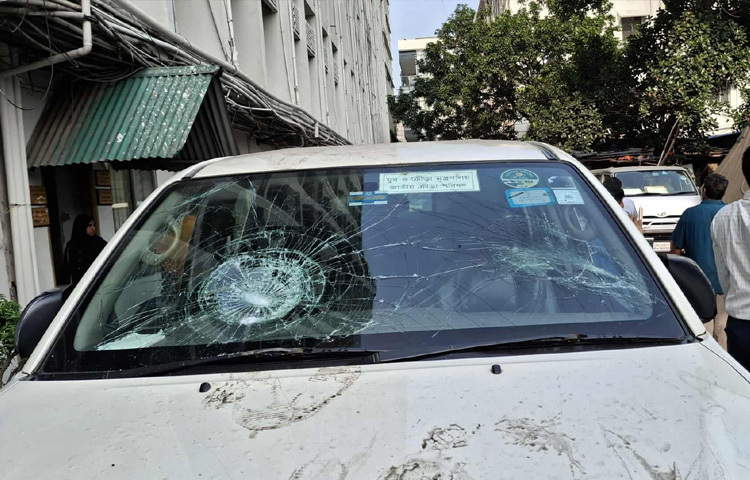 শিক্ষার্থীরা সচিবালয়ে ঢুকে ১০টির মতো গাড়ি ভাঙচুর করে।