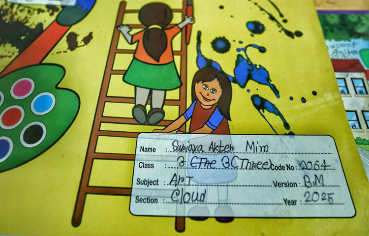 পাড়াপড়শিরা জানালেন, নুসরাত ছিল অসম্ভব মেধাবী। স্কুলে সে পড়ালেখায় ভালো, গান-বাজনায় উৎসাহী, সবার প্রিয় মুখ। ‘ওর হাসিটা এত সুন্দর ছিল! এখনো চোখে ভাসে’, বলেন পাশের বাড়ির খালামণি।