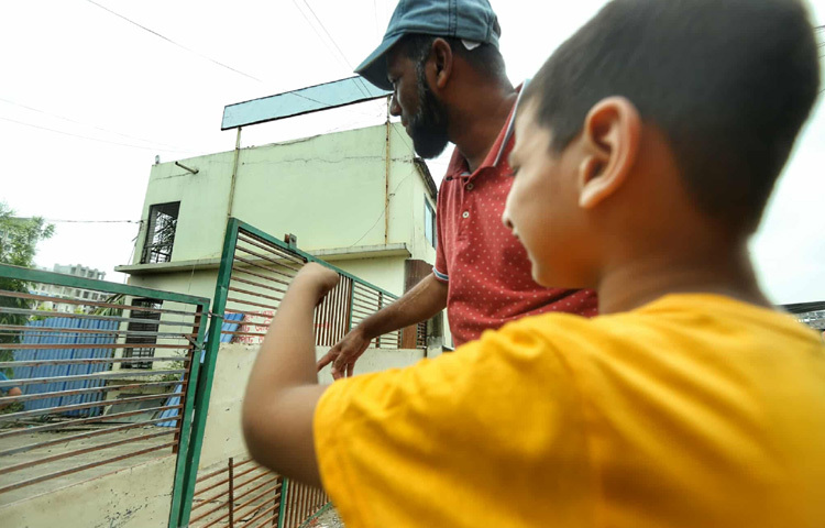 যে শিশুটি তার নতুন বইয়ের পাতা ওলটাতে চেয়েছিল, যে অভিভাবক সন্তানের পরীক্ষার ফল নিয়ে জানার অপেক্ষায় ছিলেন, যে সাংবাদিক সংবাদ সংগ্রহে এসেছেন -সবাই আজ একই প্রশ্ন নিয়ে ফিরে যাচ্ছেন। ‘কেন?’ এই প্রশ্নটাই বারবার আছড়ে পড়ছে মাইলস্টোন স্কুলের সীমানা প্রাচীরে।