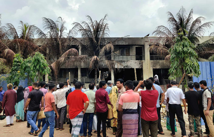 সবচেয়ে বেশি ভিড় মূল ঘটনাস্থল হায়দার আলী ভবনের সামনে। সেখানে সকাল থেকে জটলা। কেউ কেউ ক্ষতিগ্রস্ত ভবনের ভেতরে প্রবেশের চেষ্টা করছেন। সেজন্য সেখানে সিকিউরিটি গার্ড বসানো হয়েছে। এখন চলছে পুরো এলাকাটি ঘিরে দেওয়ার কাজ।