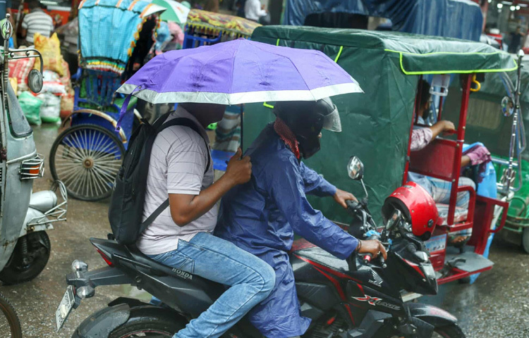 শ্রমজীবী ও ফুটপাতের দোকানিরা বলেন, বৃষ্টি হলে আমাদের কাজ অনেক কমে যায়। আজকের মতো বৃষ্টিতে হাঁটাহাঁটি করাটাও খুব কষ্টকর হয়ে ওঠে। অনেক সময় আয়ের মতো কাজই পাওয়া যায় না।