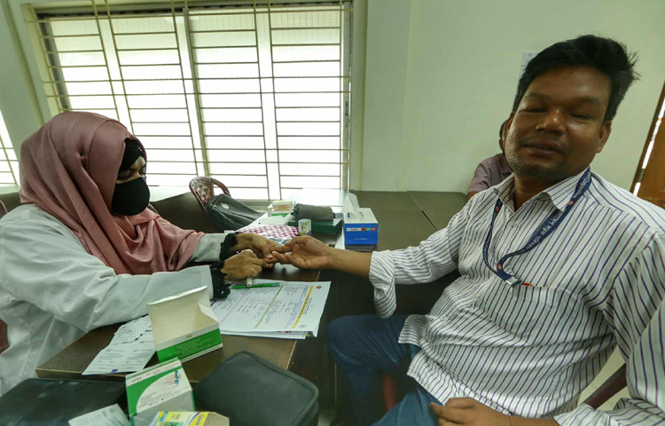 ডিটিসিএ জানিয়েছে, তিন দিনে মোট এক হাজার বাস ও ট্রাকচালকের চোখ পরীক্ষা করে তাদের প্রয়োজন অনুযায়ী চশমা সরবরাহ করা হবে। এর পাশাপাশি চালকদের দেওয়া হচ্ছে রক্তচাপ, ব্লাড সুগার, অক্সিজেন মাত্রা, চোখের চাপ, দৃষ্টিশক্তি ও ছানি সংক্রান্ত বিভিন্ন স্বাস্থ্যসেবা।