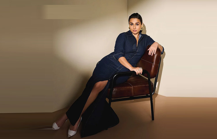 সাদা হাই হিল, কপার-গোল্ড টোনের স্টেটমেন্ট জুয়েলারি ও চুলের স্বাভাবিক ভঙ্গি-সব মিলিয়ে এই বিদ্যা যেন রোজকার জীবনেও নারীর সাহসী সৌন্দর্যের প্রতিচ্ছবি।