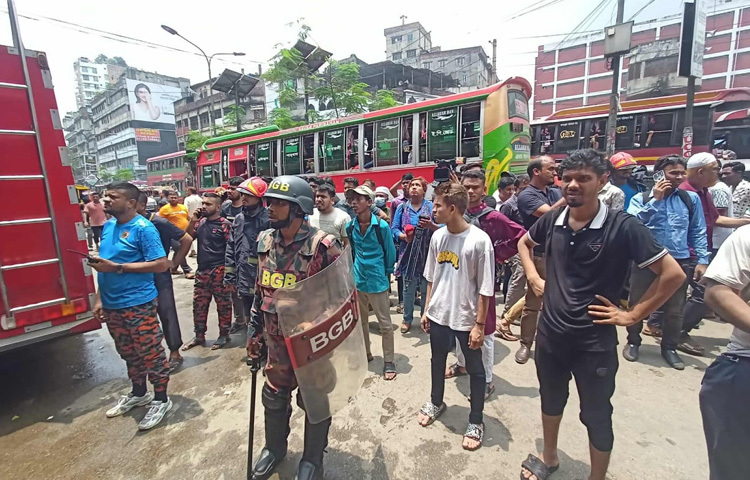 আগুন নিয়ন্ত্রণে কাজ করেছে ফায়ার সার্ভিসের ১২টি ইউনিট।
