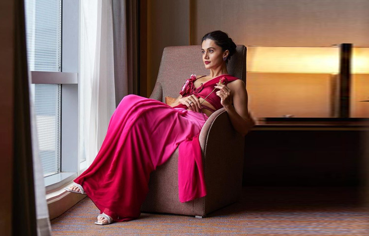 তার বলিউড ক্যারিয়ারের মোড় ঘুরিয়ে দেয় অনিরুদ্ধ রায়চৌধুরীর পরিচালনায় নির্মিত ‘পিংক’। সমাজের প্রচলিত ধারণার বিপরীতে দাঁড়িয়ে নারীর সম্মান আর সম্মতির বার্তা দেওয়া এই সিনেমায় তাপসীর সাহসী অভিনয় দর্শকদের মনে গভীর ছাপ ফেলে।