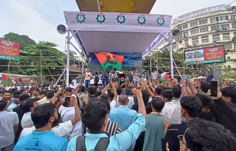 সমাবেশ শুরু হতে কিছুটা সময় বাকি থাকলেও আমরা স্লোগানের মাধ্যমে তাদের উজ্জীবিত রাখছি। একই সঙ্গে স্বৈরাচারকে বার্তা দিচ্ছি, এই বাংলায় স্বৈরাচারের কোনো ঠাঁই নেই।