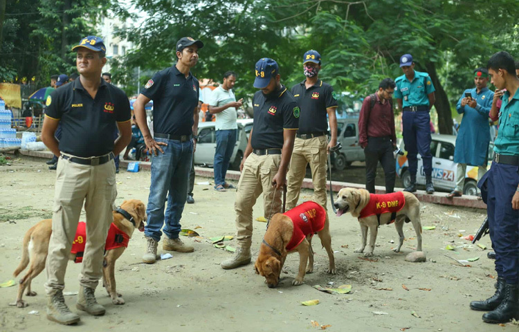 শহীদ মিনারের চারপাশ ঘিরে ছিল সশস্ত্র পুলিশের পাহারা। ইউনিফর্মে থাকা বোম ডিসপোজাল ইউনিটের সদস্যরা মঞ্চ ও তার আশপাশের এলাকাজুড়ে বিশেষ যন্ত্রের সাহায্যে তল্লাশি চালায়।