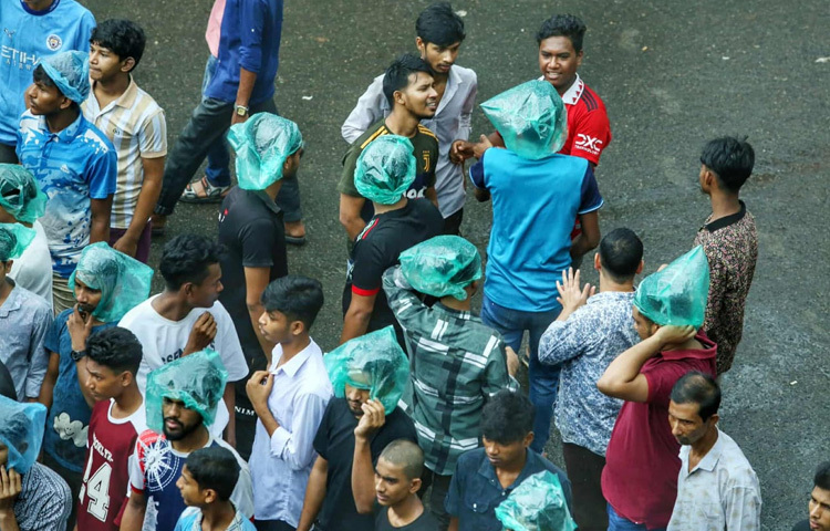 শাহবাগের রাজপথ যেন আজ শুধুই রাজনৈতিক নয়, আবেগের এক প্রকাশভূমি। পলিথিনে ঢাকা ভেজা চুলের মাঝেও দেখা যাচ্ছে প্রত্যয়ের দীপ্তি-এটা কেবল একটি সমাবেশ নয়, এটা ইতিহাসকে স্মরণ করে নতুন পথচলার সংকেত।