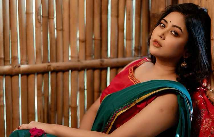 অনেকে শুধু অভিনয়ে নিজেকে খুঁজে পান, কেউ বা সাহিত্যেই সীমাবদ্ধ থাকেন। ভাবনা সেই বিরল উদাহরণ, যিনি দুই মাধ্যমেই নিজেকে প্রতিষ্ঠিত করেছেন স্বকীয় ভঙ্গিতে। তার শিল্পচর্চা যেন এক জীবন থেকে আরেক জীবনে যাত্রার গল্প যেখানে মঞ্চ, পর্দা আর কাগজ একে অন্যের পরিপূরক।