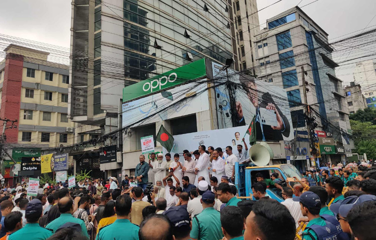 তিনি আরও বলেন, ভারতকে অবশ্যই বাংলাদেশের সীমান্তে মানুষ হত্যা বন্ধ করতে হবে। অবৈধ পুশইন বন্ধ করতে হবে। স্বাধীন-সার্বভৌম বাংলাদেশের যেসব ভূখণ্ড দখলে নিয়েছেন, তা অবিলম্বে ভারতকে ফেরত দিতে হবে।