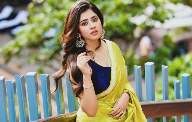 কখনও একজোড়া বড় দুলই তার সম্পূর্ণ লুকের হিরো হয়, কখনও বা একজোড়া চোখই হয়ে ওঠে হাজার শব্দের চেয়েও বেশি শক্তিশালী।