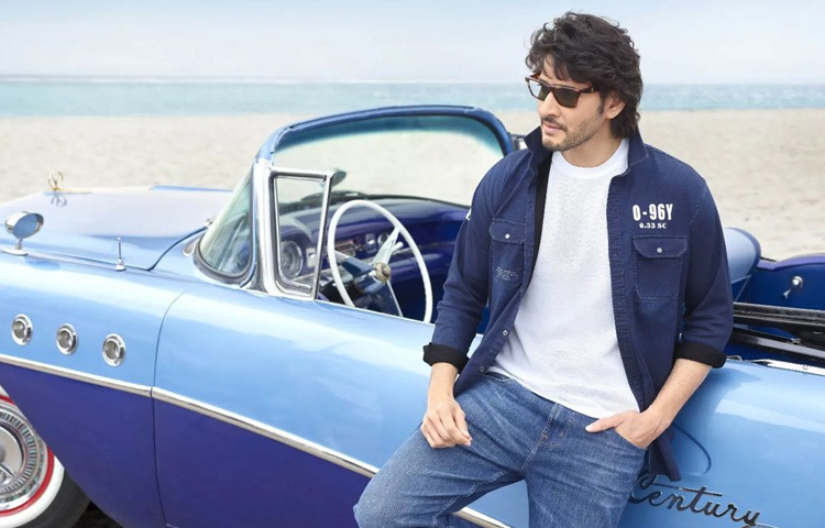 প্রতিবছর জন্মদিনে সোশ্যাল মিডিয়া ভরে যায় শুভেচ্ছায়, পোস্টার আর তার সিনেমার ডায়লগে। আজও ব্যতিক্রম নয়, ভক্তদের ভালোবাসা যেন ঢেউয়ের মতো ছড়িয়ে পড়েছে তেলেঙ্গানা থেকে বাংলাদেশ পর্যন্ত। কারণ মহেশ বাবু শুধু একজন অভিনেতা নন; তিনি এক অনুভূতি, যিনি প্রমাণ করেছেন ক্যারিশমা মানে শুধু লুক নয়, এটা মানুষের অন্তরের স্পর্শ।