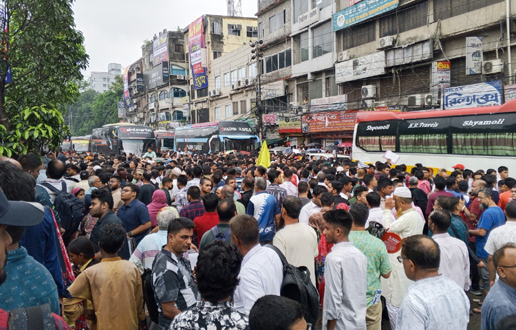নটর ডেম কলেজ সূত্রে জানা যায়, ২৯ জুলাই থেকে ৭ আগস্ট পর্যন্ত ভর্তির আবেদন জমা নিয়েছে কলেজটি। এতে কয়েক লাখ শিক্ষার্থী আবেদন করেছে। তার মধ্যে ভর্তি পরীক্ষা ও এসএসসির জিপিএর ভিত্তিতে ৩ হাজার ২৯০ জনকে ভর্তি করানো হবে। ১১ আগস্ট ভর্তি পরীক্ষার ফল প্রকাশ করা হতে পারে বলে জানিয়েছেন শিক্ষকরা।