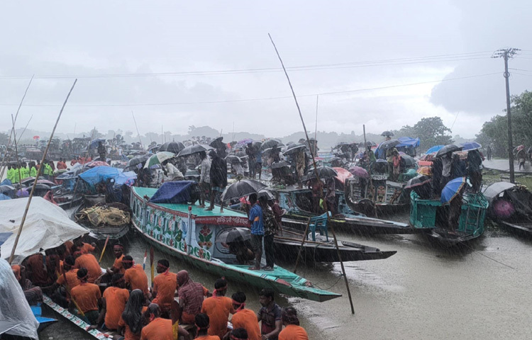 আয়োজনে যেন মরা নদীর বুকজুড়ে রঙিন স্বপ্নের মেলা। নীরব, নিস্তব্ধত নদীটি যেন উত্তাল হয়ে উঠেছে।
