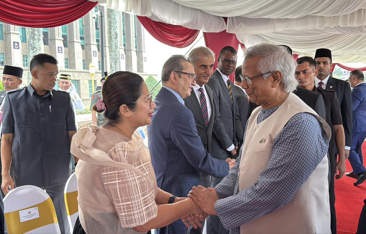 দ্বিপাক্ষিক বৈঠকের আগে তারা এক মুহূর্তের আলাপচারিতায় যুক্ত হন।