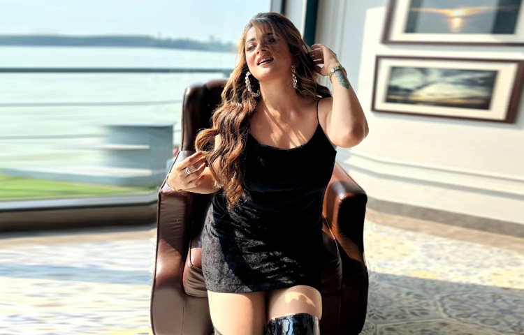 শ্রাবন্তী চট্টোপাধ্যায় শুধুমাত্র টালিউডের একজন সুপারস্টার নয়, তিনি হটনেসের এক চলমান সংজ্ঞা, যা সময়ের সঙ্গে আরও উজ্জ্বল হয়ে ওঠে।