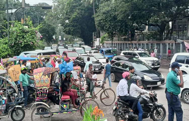 শিক্ষকদের মহাসমাবেশ ঘিরে প্রেস ক্লাব এলাকায় আইনশৃঙ্খলা বাহিনীকে বেশ সতর্ক অবস্থানে দেখা গেছে।