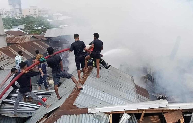 রাজধানীর মহাখালীর সাততলা বস্তিতে লাগা আগুন নিয়ন্ত্রণে এসেছে। আজ বিকেল ৩টা ১৮ মিনিটের দিকে আগুন নিয়ন্ত্রণে আসে। ফায়ার সার্ভিসের ডিউটি অফিসার লিমা খানম এ তথ্য নিশ্চিত করেন। ছবি: জাগো নিউজ