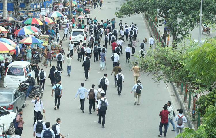 আহতের বিষয়ে তিনি বলেন, উভয় পক্ষের বেশ কয়েকজন শিক্ষার্থী আহত হয়েছেন। সিটি কলেজের তিন শিক্ষার্থী ও ঢাকা কলেজের একজন শিক্ষার্থী আহত হয়েছেন। পরিস্থিতি নিয়ন্ত্রণে নিউমার্কেট ও ধানমন্ডি থানা অতিরিক্ত পুলিশ সদস্য মোতায়েন করেছে।