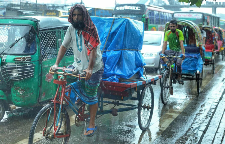 বৃষ্টির পরশে ভিজে গেছে গাড়ি, সিএনজি, রিকশা সবকিছু।