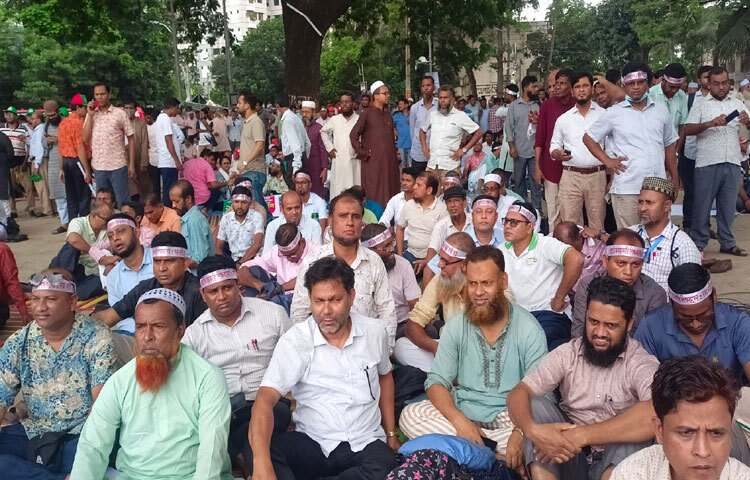 প্রাথমিক শিক্ষা অধিদপ্তরের তথ্যমতে, বর্তমানে দেশে ৬৫ হাজারের বেশি সরকারি প্রাথমিক বিদ্যালয়ে পৌনে ৪ লাখেরও বেশি শিক্ষক কর্মরত। তাদের মধ্যে প্রধান শিক্ষকদের বর্তমান বেতন গ্রেড দশম। এছাড়া সহকারী শিক্ষকদের বেতন গ্রেড ১৩তম।