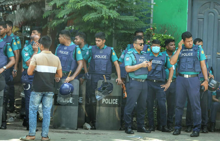 যেকোনো ধরনের অনাকাঙ্খিত ঘটনা এড়াতে সতর্ক অবস্থানে আছেন আইনশৃঙ্খলা বাহিনী।