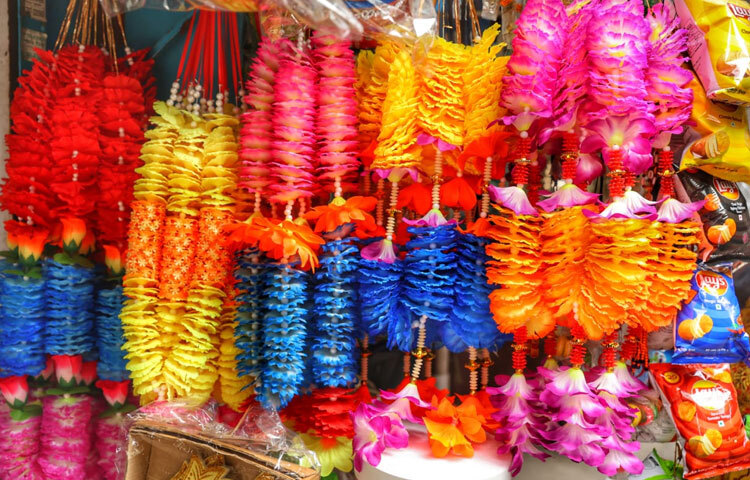 বাজারের ছোট ছোট দোকানগুলো সাজানো থাকে রঙিন আলোকসজ্জা ও নানা ধরনের পূজার সামগ্রী দিয়ে।