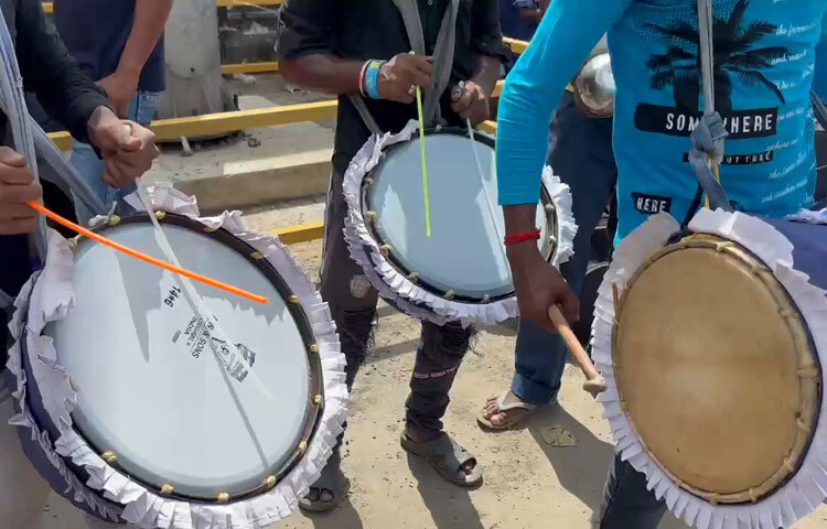 মহাষষ্ঠীর দিন থেকেই কলকাতার পুজোপ্রেমীদের আনন্দ দেওয়ার প্রস্তুতি নিচ্ছেন পশ্চিমবঙ্গের নানা জেলার ঢাকিরা এবং সারা শহর যেন তাদের ছন্দে মাতোয়ারা হয়ে ওঠে।