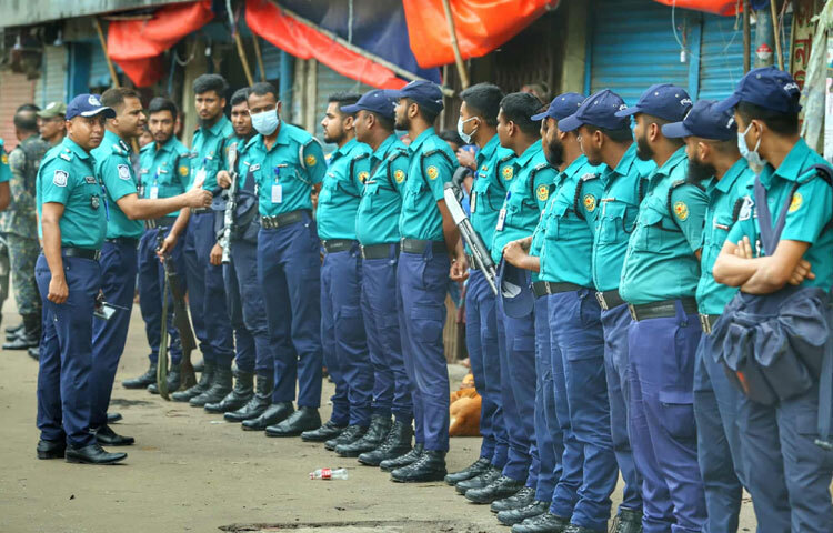 এবারের বিসর্জনকে কেন্দ্র করে সদরঘাট ও আশপাশের এলাকায় নেওয়া হয় কড়া নিরাপত্তা ব্যবস্থা।