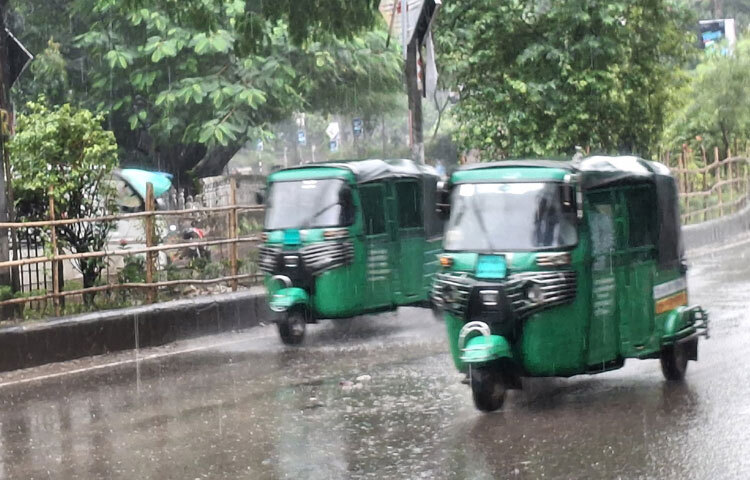 বৃষ্টি মানেই রাস্তায় পানি জমা, যানজট, ভেজা পোশাকে দিন শুরু। ঢাকার বাসিন্দাদের কাছে তাই বৃষ্টি এক দ্বিমুখী অনুভূতি-ভালো লাগা আর বিরক্তির মিশ্রণ।