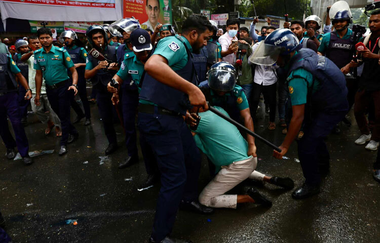 শিক্ষকদের ওপর লাঠিচার্জ করা হয়।