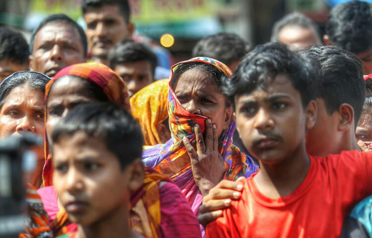তবুও রাস্তার পাশে ভিড় জমাচ্ছেন উৎসুক মানুষ। কেউ মোবাইল হাতে ভিডিও তুলছেন, কেউ লাইভ দিচ্ছেন, কেউ আবার কৌতূহল মেটাতে ধোঁয়ার ভেতর তাকিয়ে দেখার চেষ্টা করছেন।