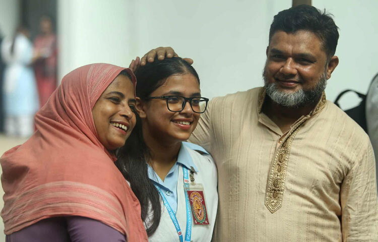 এই আনন্দ শুধু শিক্ষার্থীদের নয়, তাদের পরিবারেরও। সন্তানের সাফল্যে চোখ ভিজে উঠেছে মায়েদের, বাবাদের মুখে গর্বের দীপ্তি। কেউ ভিডিও কলের মাধ্যমে দূরে থাকা প্রিয়জনের সঙ্গে ভাগ করে নিচ্ছে সুখবর, কেউ আবার শিক্ষকের পা ছুঁয়ে কৃতজ্ঞতা জানাচ্ছে।