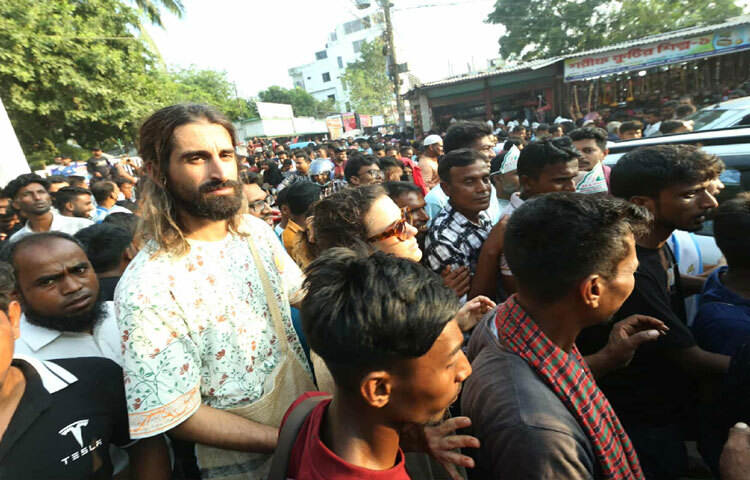 ছেউরিয়ার আখড়ায় আজ শুধু ধর্মীয় আচার নয়, এটা এক মানবতার উৎসব। সাদা পোশাকে, গলায় মালা, মাথায় গামছা বেঁধে ভক্তরা আসছেন দূরদূরান্ত থেকে। কেউ কুষ্টিয়া শহর থেকে, কেউ রাজশাহী বা ফরিদপুর, কেউ আবার ভারতের নদীয়া, মুর্শিদাবাদ, এমনকি পশ্চিমবঙ্গের বীরভূম থেকেও।