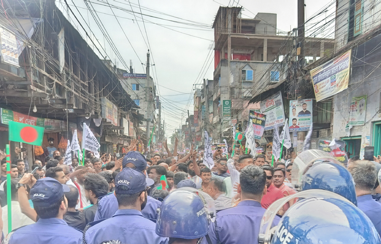 ভোলায় বাংলাদেশ জাতীয়তাবাদী দল বিএনপির সঙ্গে বাংলাদেশ জাতীয় পার্টি বিজেপির সংঘর্ষ ও ধাওয়া-পাল্টা ধাওয়ার ঘটনা ঘটে। এতে উভয়পক্ষের অন্তত ৫০ জন আহত হয়েছেন। আজ দুপুর পৌনে ১টার দিকে ভোলার নতুন বাজার এলাকায় এ ঘটনা ঘটে। ছবি: জাগো নিউজ
