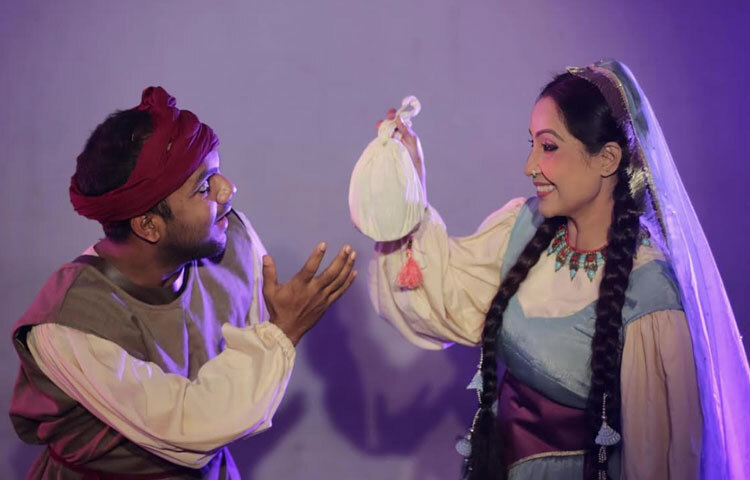 কথিত আছে, শেহেরজাদের বলা গল্পগুলোর মধ্যেই একটি ছিল ‘আলিবাবা এবং চল্লিশ চোর’। এই গল্পে কাঠুরে আলিবাবা হঠাৎ বনের গুহায় ডাকাতদলের গুপ্তধনের সন্ধান পায়। লোভে পড়ে তার ভাই কাসিমও যায় গুহায় এবং শেষ পর্যন্ত ডাকাতদের হাতে প্রাণ হারায়।