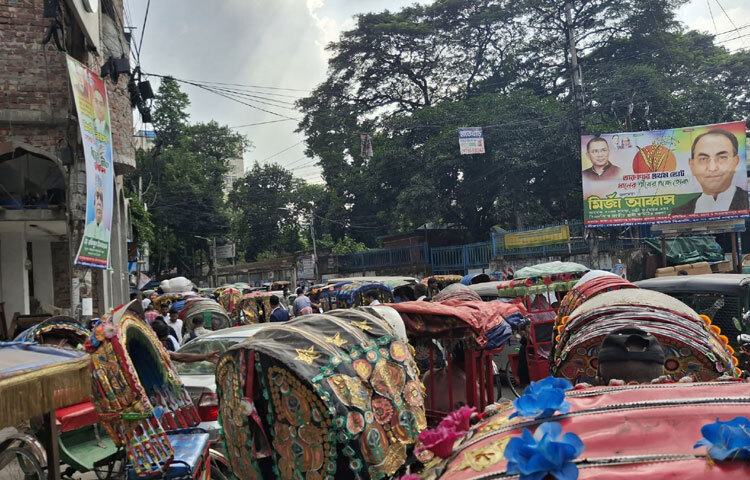 রাজনীতির উত্তাপে যে রাস্তাগুলো কাঁপছিল, সেখানেই থমকে যায় যানবাহনের চাকা। কাকরাইল থেকে যমুনা অভিমুখী রাস্তায় যান চলাচল বন্ধ। ফলে অফিসগামী মানুষ, স্কুল থেকে ফিরতি শিক্ষার্থী সবাইকে ভোগান্তিতে পড়তে হয়। সেগুনবাগিচা হয়ে ঘুরপথে যানবাহন চলায় পুরো এলাকায় দেখা দেয় তীব্র যানজট।