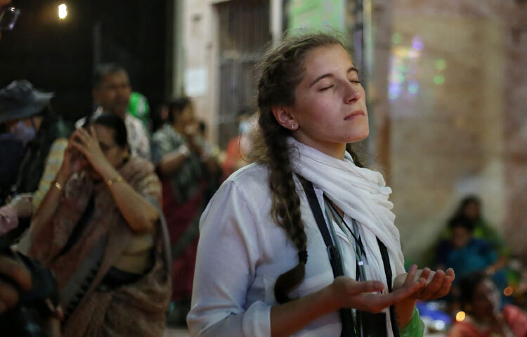 শীতের হাওয়ায় যখন মন্দির চত্বরে ভেসে আসে ধূপের গন্ধ আর ভক্তি-সংগীতের মৃদু সুর, তখন মনে হয় সমস্ত ক্লান্তি, ব্যথা, দুঃখ যেন গলে যাচ্ছে প্রার্থনার আলোয়। চোখে দেখা যায়, কেউ মাটিতে মাথা ঠেকিয়ে কাঁদছেন, কেউ প্রদীপের দিকে তাকিয়ে নীরবে কিছু বলছেন সম্ভবত ভালোবাসার একান্ত আবেদন।