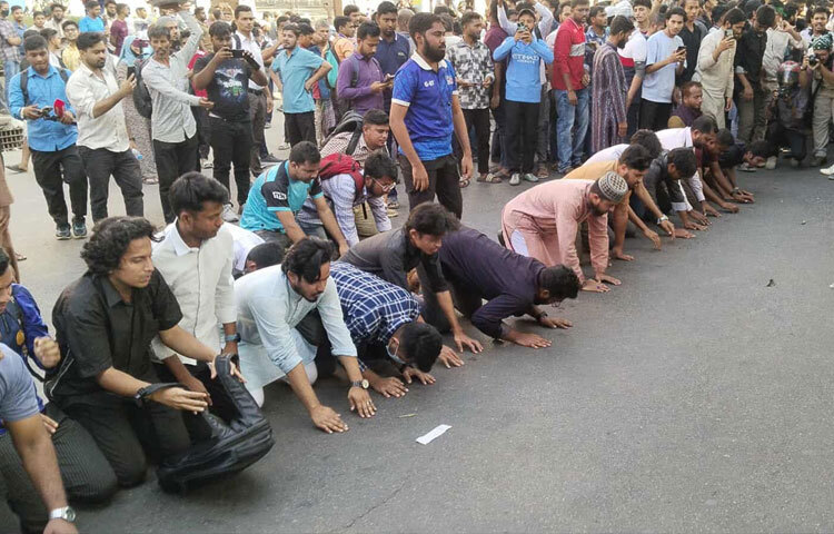 রায়ে খুশি হয়ে অনেকে সেজদায় লুটিয়ে পরেন।