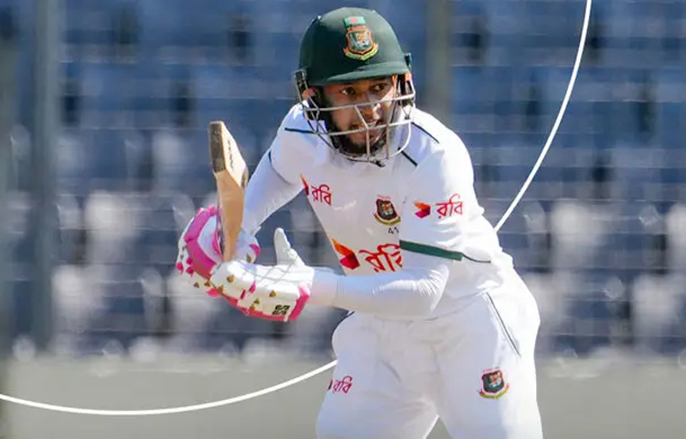 বাংলাদেশকে মাত্র একটি রানের অপেক্ষায় রেখে দিলেন মুশফিকুর রহিম। ১৭ ঘণ্টা পর বৃহস্পতিবার সকাল সাড়ে ৯টায় সেই এক রানের রোমাঞ্চ পূরণ করতে আবারও মাঠে নামবেন মুশফিক। ছবি: সংগৃহীত