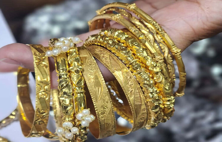 আদালত নির্দেশ দেন একজন জুডিসিয়াল ম্যাজিস্ট্রেট, অনুসন্ধান তদারকি কর্মকর্তা, বাংলাদেশ ব্যাংকের বুলিয়ন শাখা মনোনীত স্বর্ণ বিশেষজ্ঞ, এনবিআর-এর কর গোয়েন্দা ও সিআইসি-এর মনোনীত দুই কর্মকর্তা এবং সংশ্লিষ্ট ব্যাংক কর্মকর্তাদের উপস্থিতিতে তিনটি লকার খোলার জন্য। নির্দেশ অনুযায়ী লকারগুলো খোলা হয়।