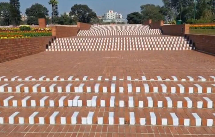 স্মৃতিসৌধের মূল ফটক থেকে বেদী পর্যন্ত হাঁটা পথে রং-তুলির আঁচড়ে লাল ইটের মধ্যে সাদা রঙের ছোঁয়া দেওয়া হয়েছে। চত্বরজুড়ে শোভা পাচ্ছে লাল, নীল, বেগুনি, হলুদ, সাদাসহ বিভিন্ন রং ও বর্ণের ফুলের গাছ। এসব গাছে ফুটে আছে রঙিন ফুল।