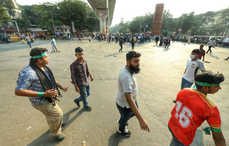 তারা স্বরাষ্ট্র মন্ত্রণালয়ের উচ্চপদস্থ কর্মকর্তাদের বিরুদ্ধে ব্যবস্থা নেওয়ার পাশাপাশি পদত্যাগের দাবি তুলেছেন।