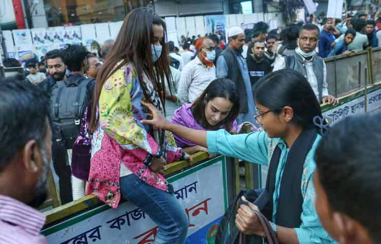 বিকেল সাড়ে ৪টার এই দৃশ্য বাড্ডা এলাকার উত্তেজনাপূর্ণ পরিস্থিতিরই প্রতিফলন।