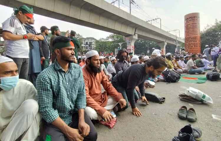 এ সময় ‘এই মুহূর্তে দরকার, বিপ্লবী সরকার’, ‘এক দুই তিন চার, ইন্টেরিম গদি ছাড়’, ‘জ্বালো জ্বালো, আগুন জ্বালো’, ‘রক্তের বন্যায় ভেসে যাবে অন্যায়’, ‘গোলামি না আজাদী, আজাদী-আজাদী’, ‘দিল্লি না ঢাকা, ঢাকা-ঢাকা’, ‘ভারতের দালালেরা, হুঁশিয়ার সাবধান’, ‘আমরা সবাই হাদি হবো, যুগে যুগে লড়ে যাবো’ এমন নানা স্লোগানে মুখর হয়ে ওঠে শাহবাগ এলাকা।
