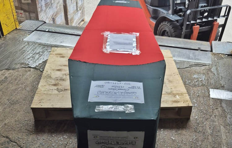 ইনকিলাব মঞ্চের মুখপাত্র শরিফ ওসমান হাদির মরদেহ আজ সন্ধ্যা ৬টা নাগাদ বিমানবন্দরে পৌঁছানোর পর সেখান থেকে ঢাকা বিশ্ববিদ্যালয়ে নেওয়া হবে বলে জানিয়েছে ইনকিলাব মঞ্চ। দুপুরে আড়াইটার দিকে ইনকিলাব মঞ্চের ফেসবুক পেজে এ তথ্য জানানো হয়। ছবি: সংগৃহীত