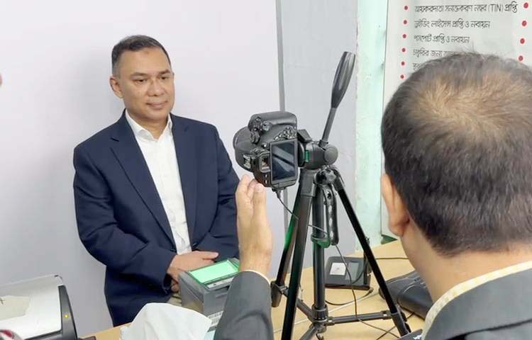 অপেক্ষার পালা শেষে ভোটার হয়েছেন তারেক রহমান। ১৭ বছর পর দেশে ফিরে ভোটার তালিকায় নিজের নাম তোলার পাশাপাশি জাতীয় পরিচয়পত্র নিবন্ধনের প্রক্রিয়া সম্পন্ন করেছেন বিএনপির ভারপ্রাপ্ত চেয়ারম্যান। ছবি: সংগৃহীত