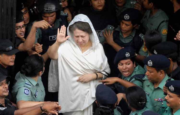 ২০০৮ সালের ১১ সেপ্টেম্বর ঢাকায় আটক থেকে মুক্তি পাওয়ার পর স্বামীর কবরের পাশে পৌঁছানোর সময় কর্মী ও সমর্থকদের দ্বারা বেষ্টিত বাংলাদেশের সাবেক প্রধানমন্ত্রী খালেদা জিয়া হাত নাড়িয়েছিলেন।