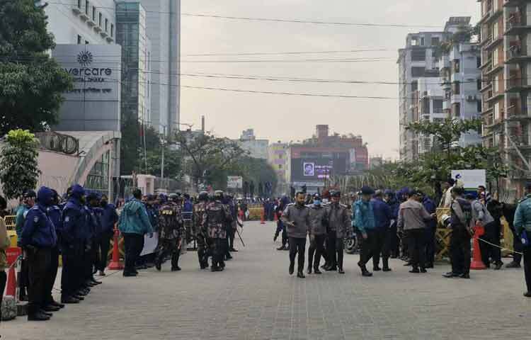 চিরদিনের মায়া ত্যাগ করে, কোটি সমর্থকদের শূন্য করে গতকাল ভোরে পৃথিবীর মায়া ত্যাগ করেছেন তিনবারের সাবেক প্রধানমন্ত্রী বেগম খালেদা জিয়া। বিএনপির চেয়ারপার্সনের জানাজা আজ দুপুরে। দাফন সম্পন্ন হবে বিকেলের দিকে। জানাজায় অংশ নিতে দেশের বিভিন্ন প্রান্ত থেকে নেতাকর্মী ও সমর্থকরা আসছেন। রাত থেকেই আসছেন সাধারণ মানুষও। এভারকেয়ার থেকে গিয়ে জানাজায় অংশ নেওয়া কিছুটা কষ্টের হলেও এখানেও নেতাকর্মীদের ভিড় রয়েছে।