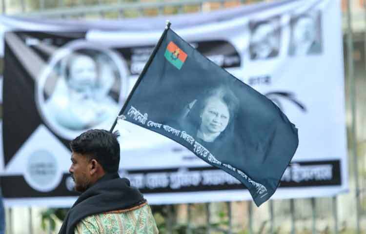 জানাজায় অংশগ্রহণ করতে আসা খামারবাড়ি এলাকায় কথা হয় রাকিবুল ইসলাম নামের একজনের সঙ্গে। তিনি বলেন, নিজের টাকা খরচ করে প্রিয় নেত্রীর জানাজা করতে ছুটে এসেছি। এই অবস্থায় বাড়িতে থাকা সম্ভব নয়। এরকম দেশপ্রেমিক সাহসী নেত্রী বাংলাদেশের ইতিহাসে আর আসবে কি না জানি না। প্রিয় নেত্রীর শেষ বিদায় জানাতে চলে এসেছি।